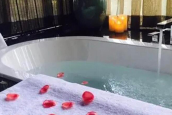 成都青羊区水疗池中的失重冥想：当身体学会漂浮